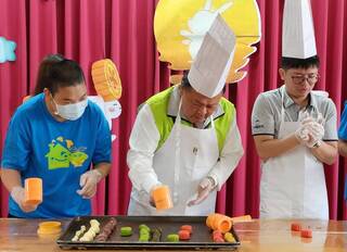 澎湖魔豆小舖推月餅 縣長代言力挺做公益