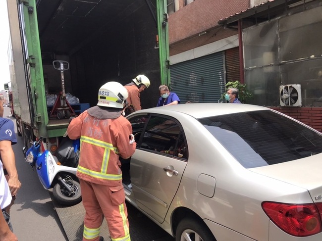 竹市騎士遭追撞夾擊貨車後斗亡  肇事轎車搜出毒品 | 華視新聞