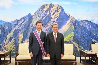 抗疫有功 張上淳獲頒三等景星勳章