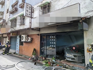 汽車撞入北市內湖民宅內引火勢 警消救出駕駛送醫