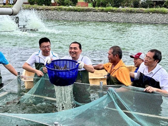 侯友宜訪屏東泰國蝦養殖區 漁民盼開放陸客擴大內需 | 華視新聞
