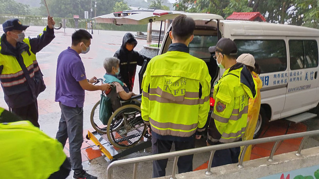 台中傍晚降雨  警消助新社文康中心長者返家 | 華視新聞