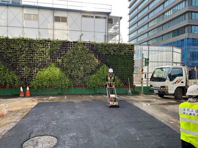 南港路路面坍塌 北市府估中午全面開放通行 | 華視新聞