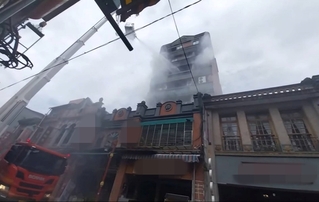 台北迪化街商圈內大樓起火 警消撲滅火勢無傷