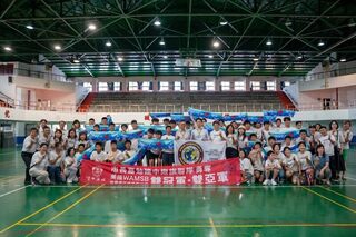 建中樂旗聯隊抱佳績  蔣萬安守諾與學弟交換禮物