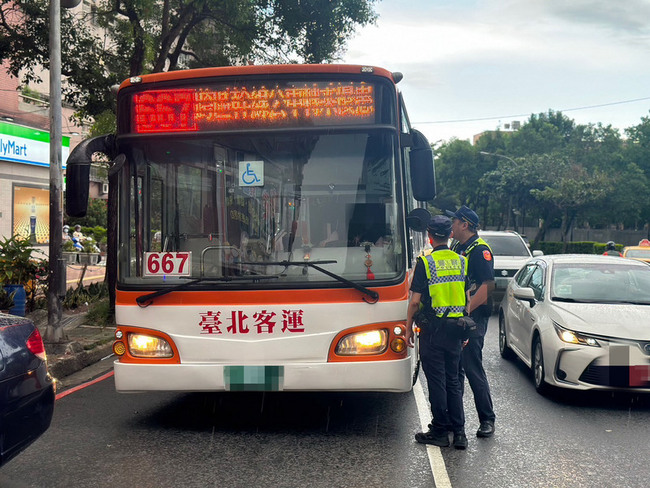 台北客運公車未停讓撞死人  駕駛停職將吊銷駕照 | 華視新聞