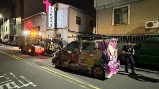 男子綁車上遊街慶生 中市警查出註銷車牌扣車開罰
