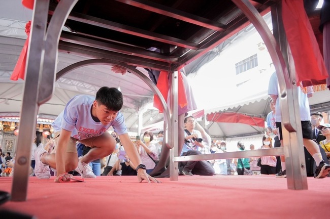 桃園景福宮辦成年禮  逾300學子鑽轎腳轉大人 | 華視新聞