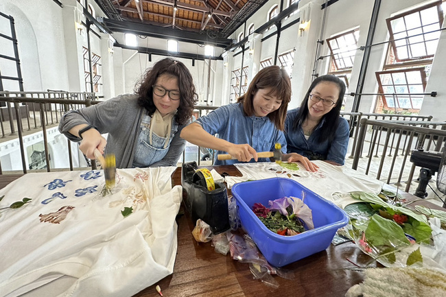 台南水道博物館志工培訓 採集園區植物敲捶拓染衣物 | 華視新聞