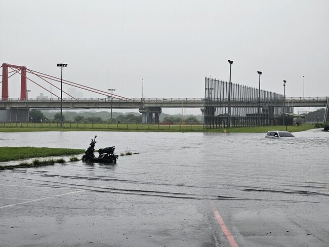 雨炸新北  板橋河堤外汽車險滅頂、警消橡皮艇救援 | 華視新聞