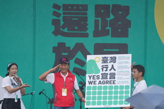 郭台銘憶散步差點被撞  支持還路於民讓斑馬線有威權