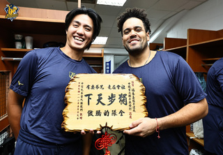 兄弟捕手福來喜離台  吳哲源回報復健進度