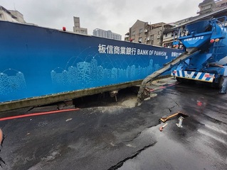 北市萬華區建案旁現坑洞 灌漿回填無擴大危害