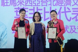 世華檳城會長交接  獲僑委會感謝狀與賀狀