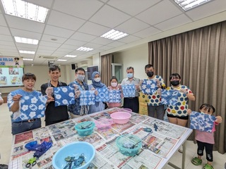 七夕情人節將至 移民署邀台中新住民做扎染專屬禮物