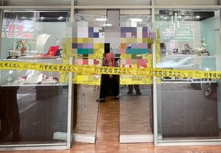 男持刀闖三重銀樓與老闆扭打  搶走金項鍊逃逸