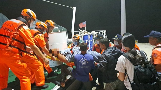 印尼漁工疑腹膜炎  澎湖海巡緊急馳援 | 華視新聞