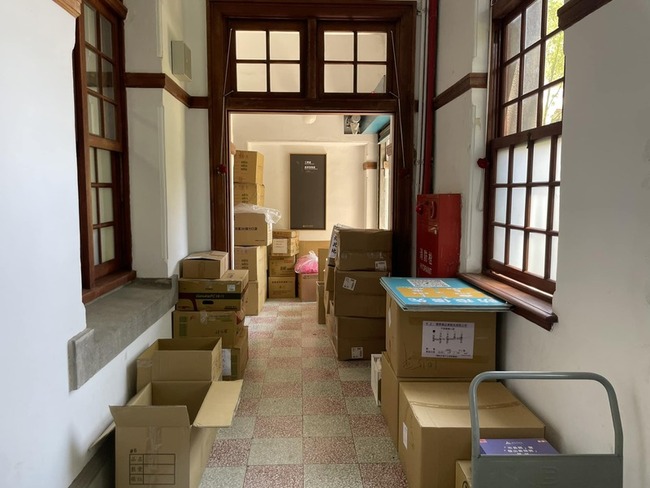 古蹟新竹州廳堆紙箱擋逃生  議員批市府最壞示範 | 華視新聞