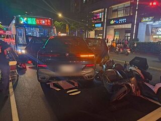 新北BMW駕駛疑癲癇發作撞公車與4機車 1騎士命危