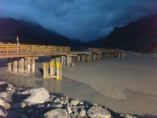 玉穗溪又爆土石流  明霸克露橋河床便道遭毀封閉