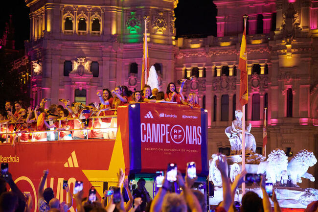 西班牙女足冠軍盃抱回家 2萬名球迷上街狂賀勝利 | 華視新聞