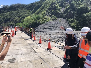 明霸克露橋河床便道遭沖毀 鋼便橋人行步道緊急啟用