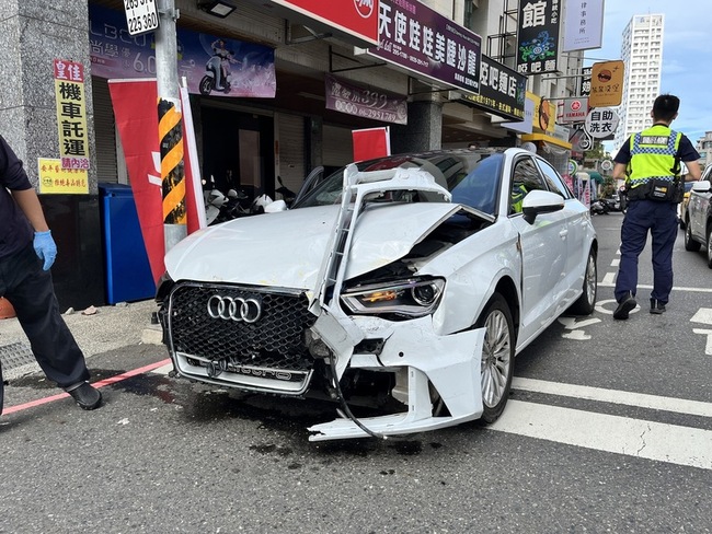 台南女子酒駕撞擊行人致命危 波及麵店、計程車 | 華視新聞