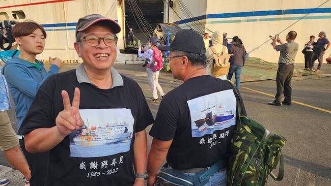 台華輪末班船抵高雄港 旅客著特製T恤告別 | 華視新聞