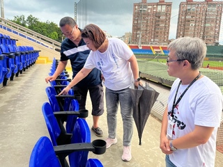 中職觀賽後手肘刺痛 嘉市棒球場鍍膜改善座椅扶手