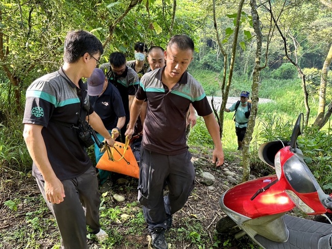 彰化男暗夜獨登麒麟山步道墜谷  晨運者報案救出 | 華視新聞