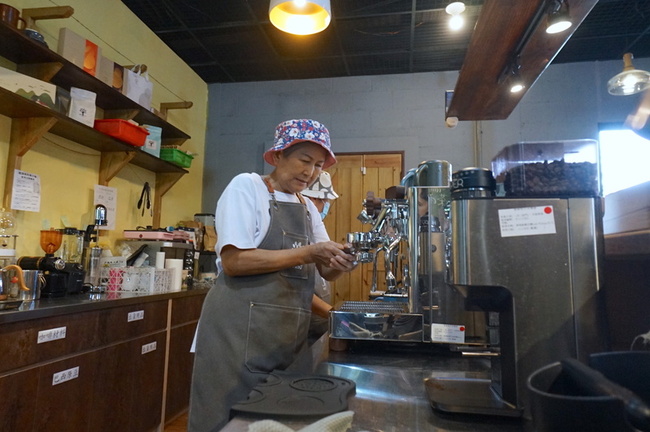 平均年齡68歲咖啡店員  花蓮習藝所培訓長者就業 | 華視新聞
