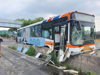 台北客運駕駛疑精神恍惚自撞分隔島  4乘客輕傷
