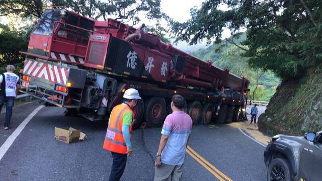 吊車故障一度阻斷蘇花路廊 拖吊排除後恢復通行 | 華視新聞