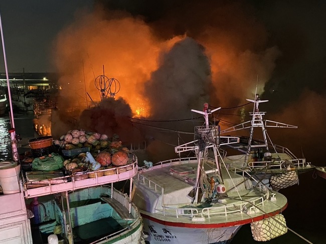 屏東東港5艘漁船起火 濃煙直竄警消馳援 | 華視新聞