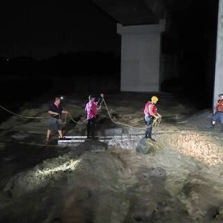 釣客受困南投清水溪沙洲  雙節梯搭橋助脫困