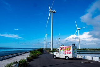吳音寧傳遞從政理念 行動奉茶車深入田邊和漁村