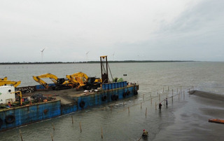 颱風蘇拉來襲 雲林風電船機遭蚵架包圍無法回港避險