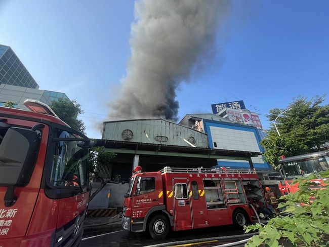 新北五股傢俱工廠火警 濃煙一度影響國道行車 | 華視新聞