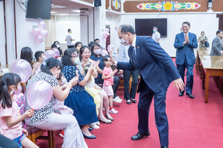 立院首次舉辦員工親子日 游錫堃與孩童擊掌同樂