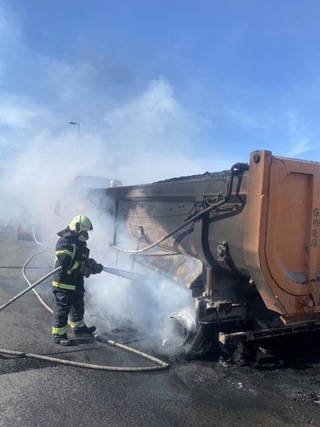 國10火燒車 聯結車右後輪莫名起火駕駛逃生