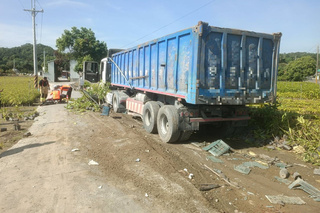 台南南化砂石車失控衝入農地  男駕駛命危