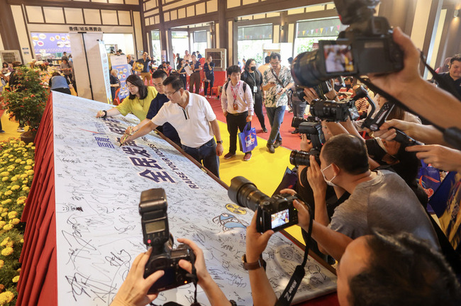 馬來西亞逾萬人簽名連署  反對福島核處理水入海 | 華視新聞