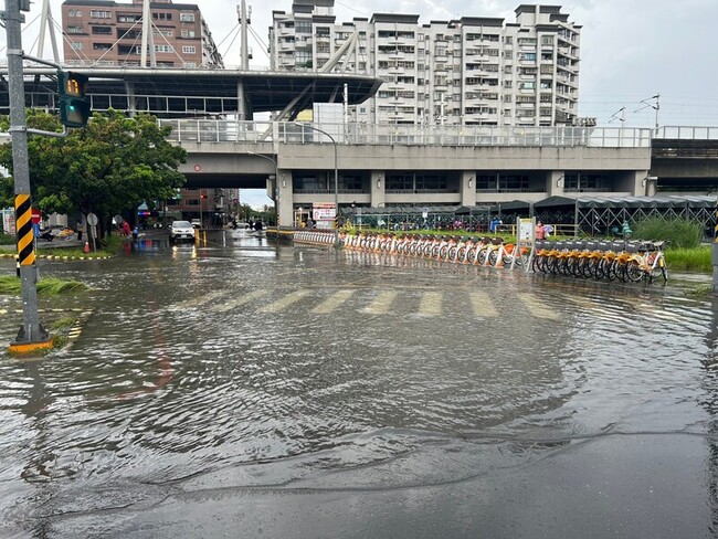 屏東午後陣陣大雨  市區多處積水漸消退 | 華視新聞