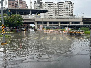 屏東午後陣陣大雨  市區多處積水漸消退