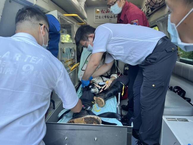 北市動物園女工友大腿遭砂輪機割傷 送醫急救 | 華視新聞