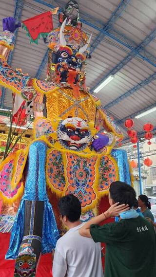 全台最大糊紙大士爺 小港5.2公尺金身坐鎮普度