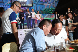 柯文哲郭台銘出席普渡餐會 同場不同台互動少