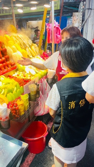 北市府稽查饒河夜市水果攤  1家標價份量有缺失