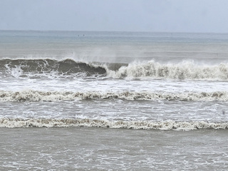 颱風蘇拉遇大潮  墾丁風雨漸強東港水漫道路