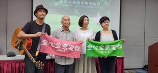 林靜儀林志潔推愛台灣競選小物 吳晟父子力挺